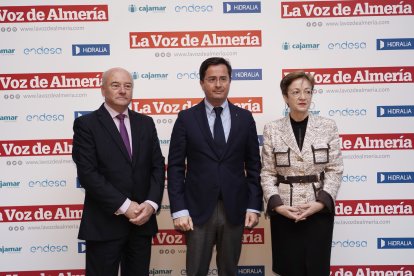 Manuel Navarro, de Acciona, Francisco Góngora, alcalde de El Ejido, y Antonia S. Villanueva, subdirectora de La Voz de Almería.