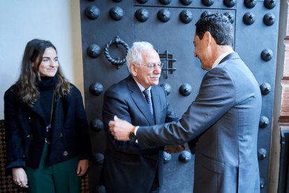 Laura Martínez y José Luis Martínez recibiendo a Juanma Moreno, presidente de la Junta de Andalucía.
