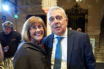 Adelina Golbano, presidenta de la Casa de Almería en Sevilla, y Juan Fernández, consejero delegado de La Voz de Almería.