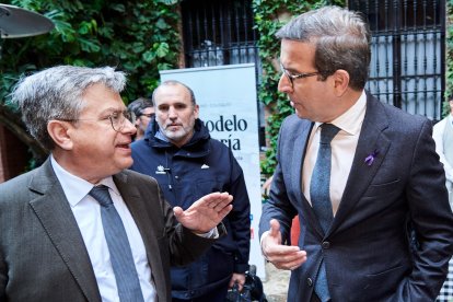 Santiago Alfonso, de Cosentino, con Jorge Paradela, consejero de Política Industrial.