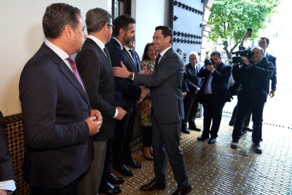 Fernández-Pacheco saludando a Juanma Moreno. 