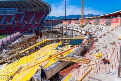 Tras la Preferencia, o nueva tribuna cubierta, llegan las máquinas al Fondo Norte.