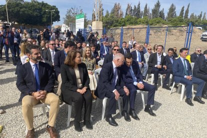 Dos consejeros y otras autoridades en primera fila.