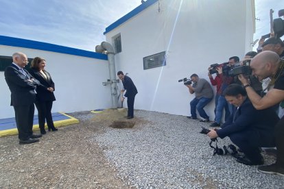 Gabriel Amat, Carmen Crespo y Juanma Moreno.