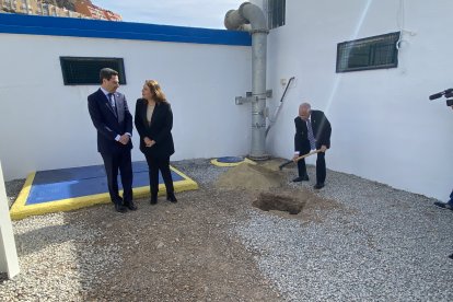 El regidor roquetero, con la pala en la mano.