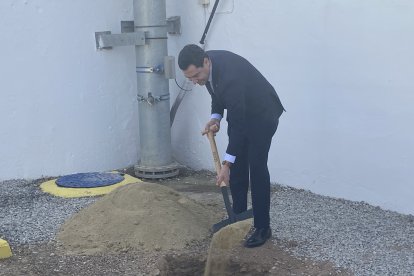 Pala en mano. Imagen de Juanma Moreno Bonilla.