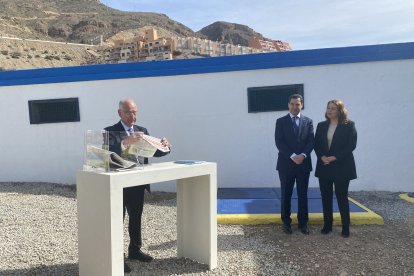 Un ejemplar de La Voz de Almería, en la caja de la primera piedra.