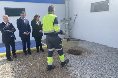Un operario, antes de depositar la urna de metacrilato.