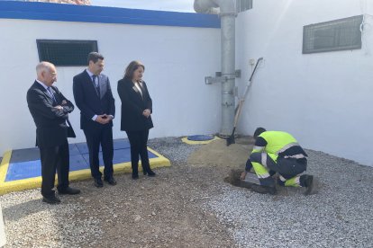 Depositando la primera piedra.