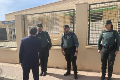 El presidente saluda a agentes de la Guardia Civil.