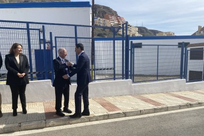 Juanma Moreno saluda a Gabriel Amat.