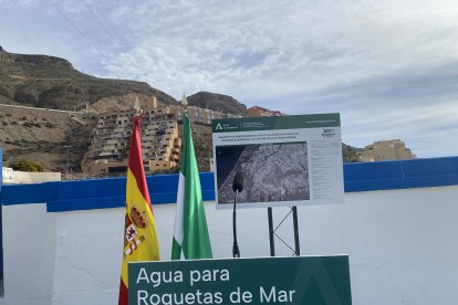 Atril preparado para los discursos.