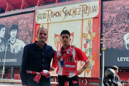 Jiménez Acosta y su hijo en Sevilla.