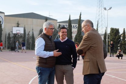 Javier Aureliano García, Ismael Torres y Eugenio Gonzálvez charlan durante la inauguración