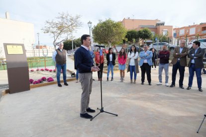 El presidente de la Diputación Provincial se dirige a los asistentes a la inauguración del espacio vecinal en El Mirador del Mediterráneo de Huércal