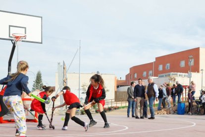El estreno de las pistas no podía hacerse de mejor manera que con un partido de baloncesto entre niños del barrio