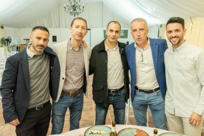 David Fernández Borbalán, máximo referente para los colegiados almerienses, con los árbitros. 