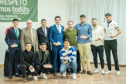 Martín Doblado con los árbitros. 