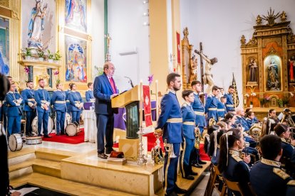El periodista Juan Aguilera pronunció el pregón en el altar mayor de la Iglesia de La Virgen del Rosario, rodeado por miembros de la Banda de Ntra. Sra. del Mar de Huércal de Almería.