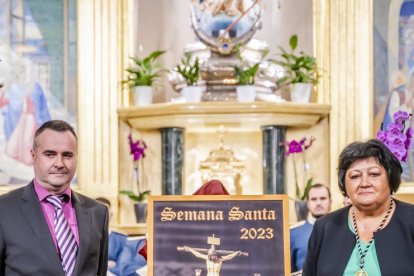 El autor del cartel, Rogelio Cano, y la presidenta de la hermandad, María José Fernández Cano.