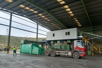 Interior de la planta provisional