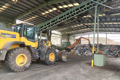 Interior de la planta provisional