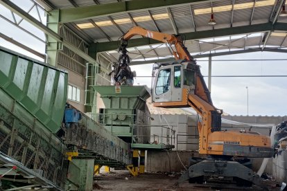 La pinza va echando la basura en el proceso para la ruptura de las bolsas