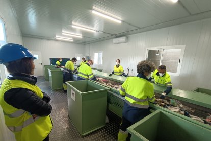 Así se terminan de separar los residuos manualmente