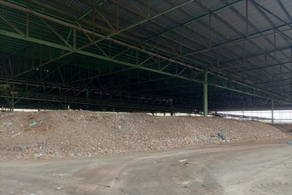 Montaña de restos orgánicos en la nave de fermentación