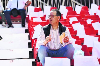 Más de un aficionado comió antes del encuentro del Almería ante el Cádiz.