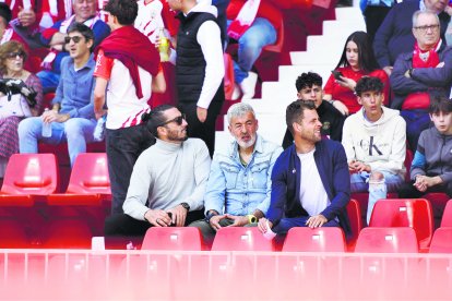 El entrenador del almería b, Óscar Fernández, con sus ayudantes viendo en directo un partido clave por la permanencia.