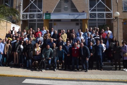 El centenar de alumnos de la Escuela de Hostelería que acudieron al almuerzo junto a profesores, el director, Antonio Miguel Hernández, y el exdirector, José Vique.