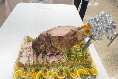 Primer plato del jamón asado, decorado con frutas y verduras, un montaje minucioso.