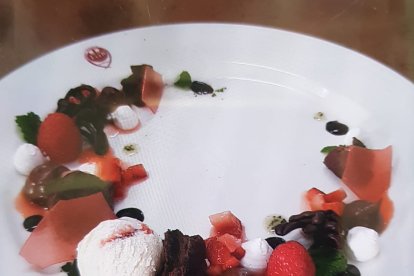 Postre elaborados por los alumnos de pastelería de la Escuela de Hostelería de fresas y chocolates en diferentes texturas.