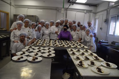 La profesora de cocina, Visitación Miras, celebró su cumpleaños trabajando con sus alumnos.