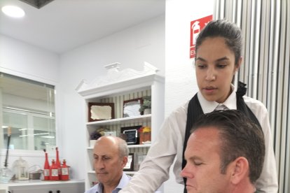 Alumna de servicios sirviendo un sorbete de mojito.