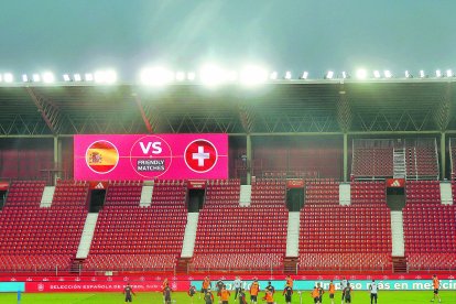 Iniciando el entrenamiento con el marcador del Estadio al fondo.