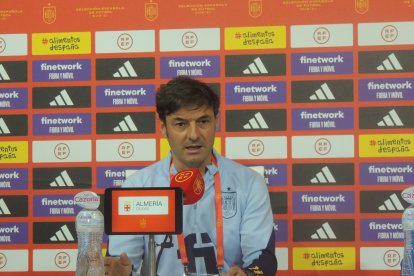 Santi Denia atendiendo a los medios de comunicación almerienses.