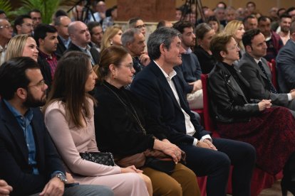El alcalde siguiendo la mesa redonda.
