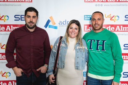 Antonio Sánchez, concejal, junto a Isa Crespo, empresaria agrícola, y José Manuel Burgos, agricultor.