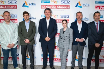 Los ponentes de la mesa redonda junto al alcalde de Adra, Manuel Cortés, y Fran García.
