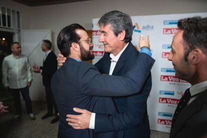 El diputado provincial y alcalde de Enix, Álvaro Izquierdo, con el alcalde de Adra, Manuel Cortés.