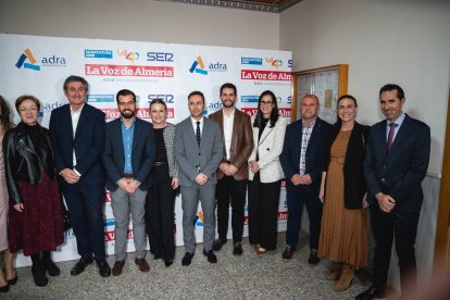 Diputados Provinciales, concejales y alcalde de Adra, alcaldes de otros municipios junto a representantes de La Voz de Almería.