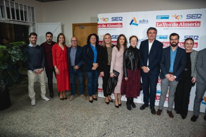 Representantes institucionales junto a Antonia Sánchez Villanueva, subdirectora de La Voz de Almería.