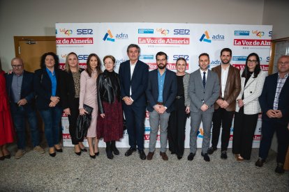 El alcalde de Adra, Manuel Cortés; la subdirectora de La Voz, Antonia S. Villanueva; y el director comercial de La Voz, Ricardo Céspedes; junto a diferentes diputados provinciales, concejales de Adra y alcaldes.