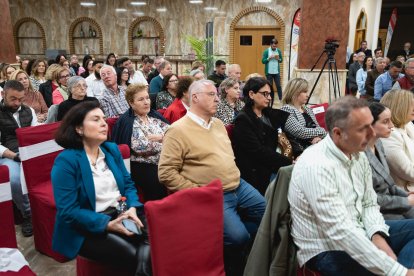 Las personas seguían con interés el acto.