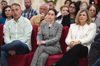 Dos de los ponentes, antes de comenzar la mesa redonda.