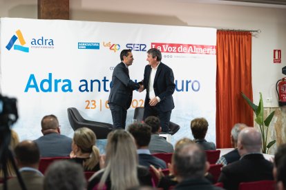 Fran García saludando al alcalde de Adra.