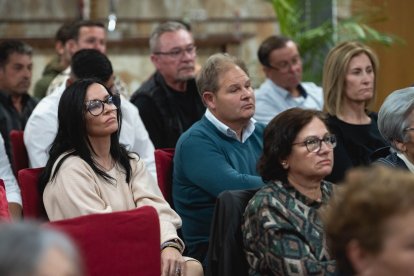 Atención para escuchar las intervenciones. 