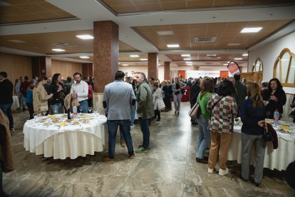 Hubo un cóctel después de las intervenciones.